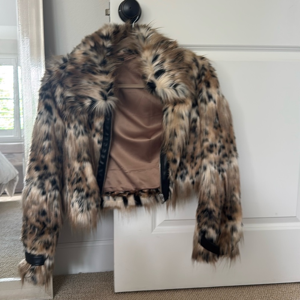 Kaelyn Coat - Faux Fur Leopard Print Jacket - majorelle XS